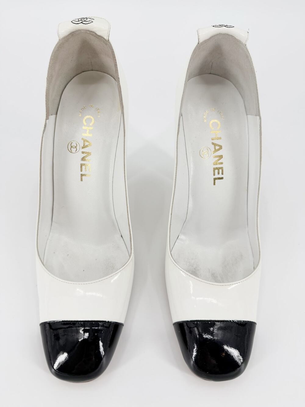 Chanel Two Tone White Black Patent Leather Cap Toe Block Heel Pumps 37 Box US 7
